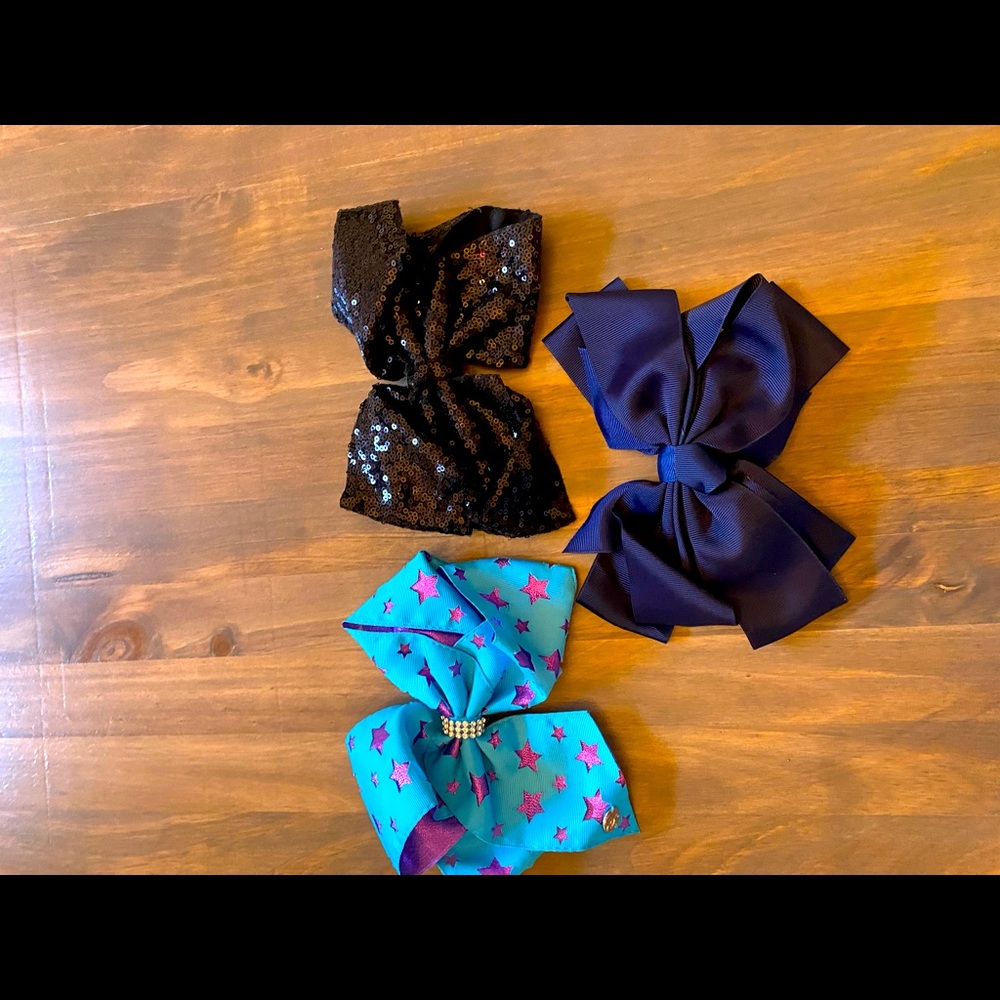 3 large bows- 1 Jojo bow